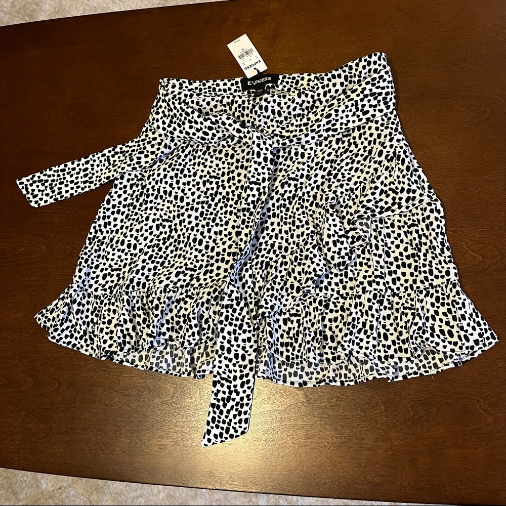 NWT EXPRESS High Waist Ruffle Hem Mini Skirt in Dot Print Women’s size 00